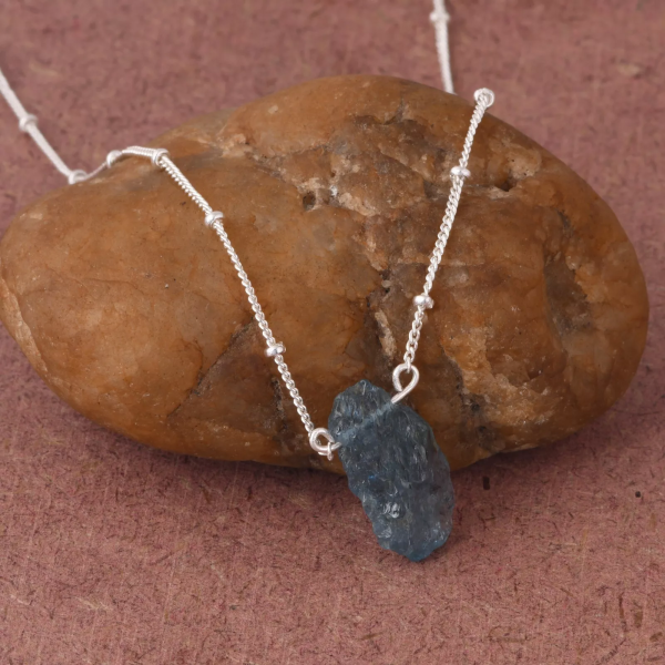 Collier en argent avec aigue-marine brute