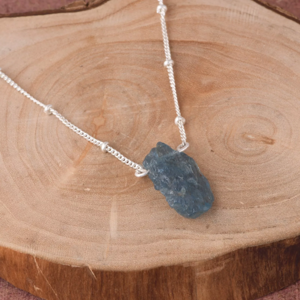 Collier en argent avec aigue-marine brute