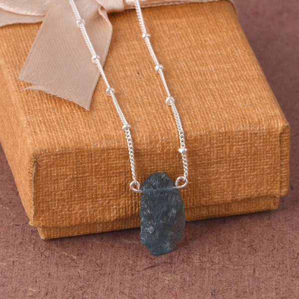 Collier en argent avec aigue-marine brute