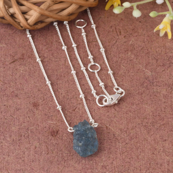 Collier en argent avec aigue-marine brute