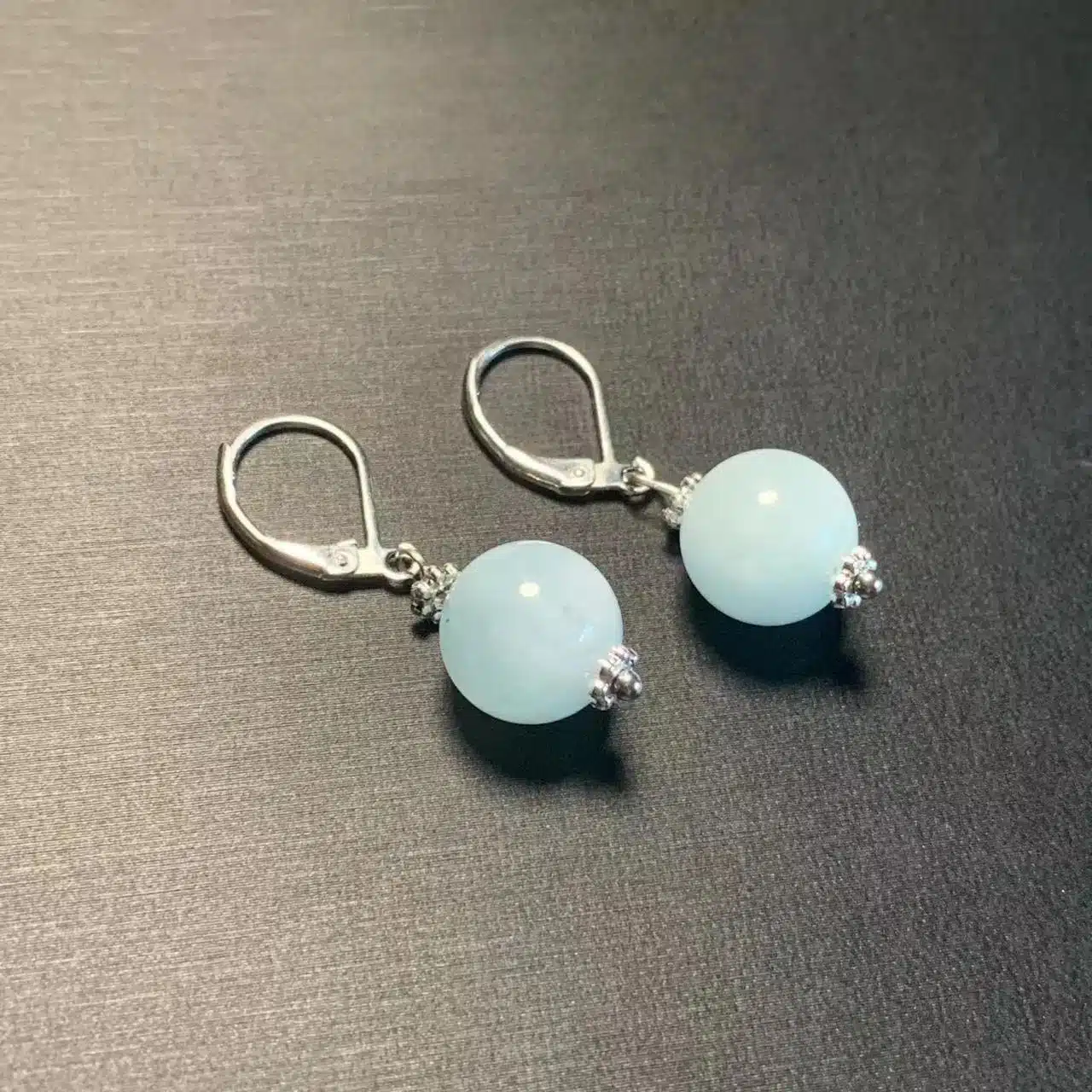 Boucles d'oreilles dormeuses en argent et aigue-marine