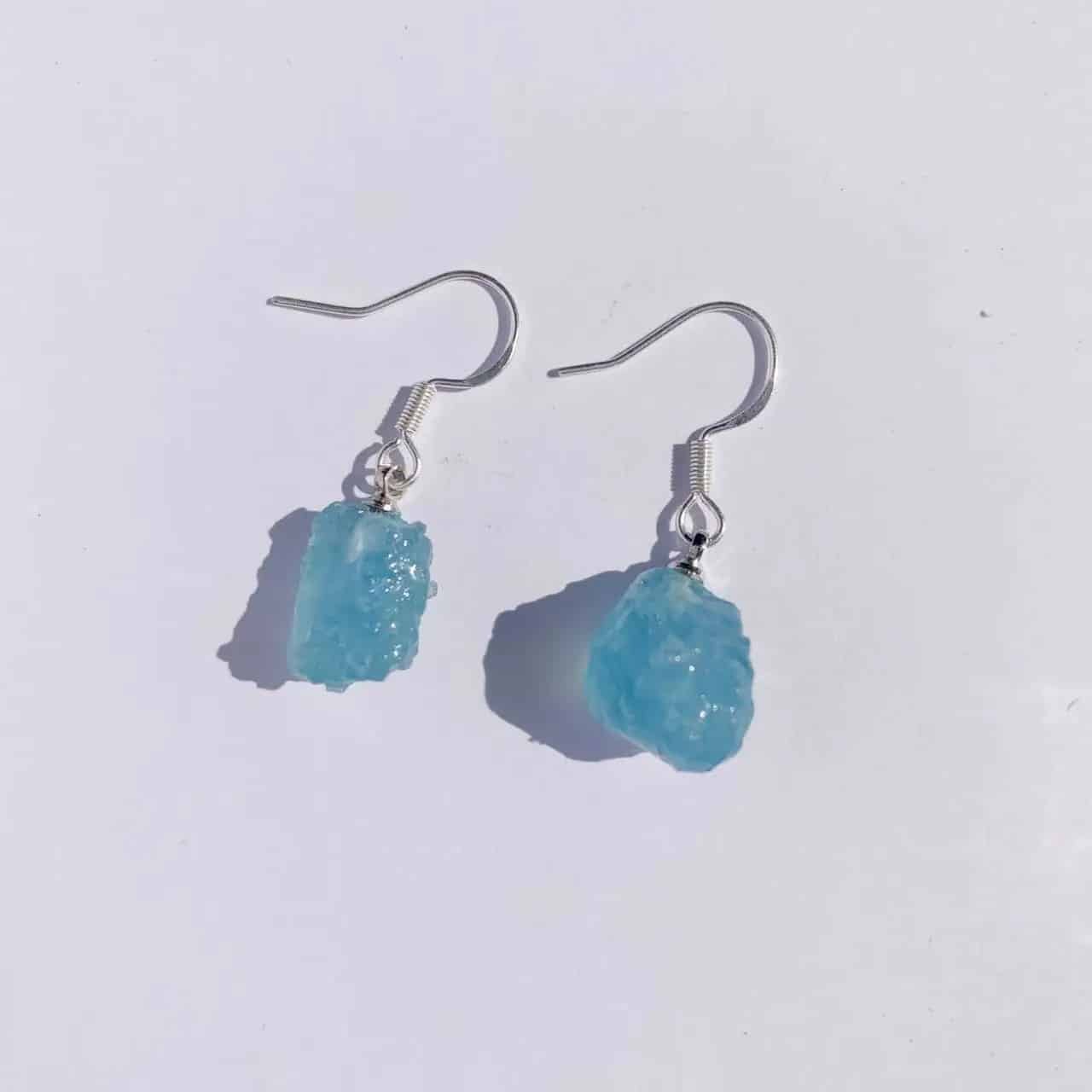 Boucles d'oreilles pendantes en aigue-marine brute - Bleu Horizon 1 Boucles d'oreilles pendantes en aigue-marine brute