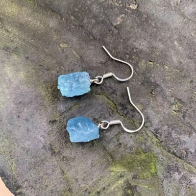 Boucles d'oreilles pendantes en aigue-marine brute