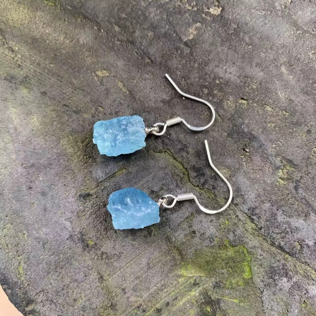 Boucles d'oreilles pendantes en aigue-marine brute - Bleu Horizon 2 Boucles d'oreilles pendantes en aigue-marine brute