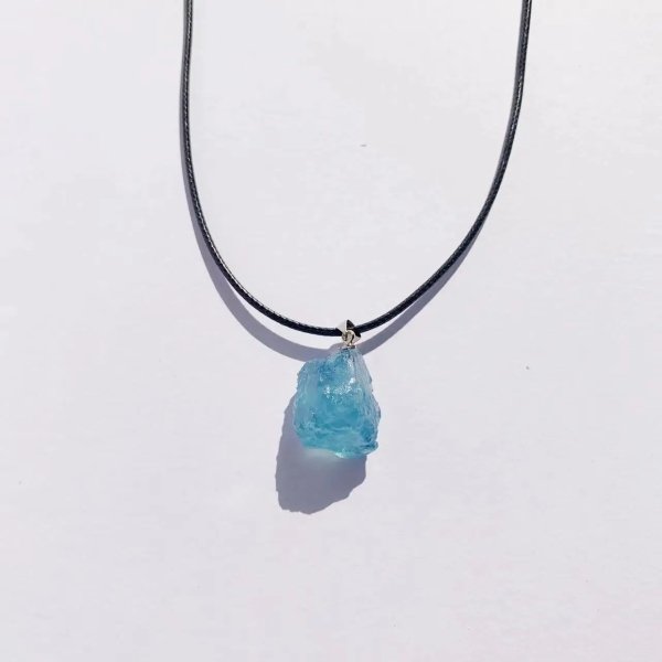 Pendentif en aigue-marine brute
