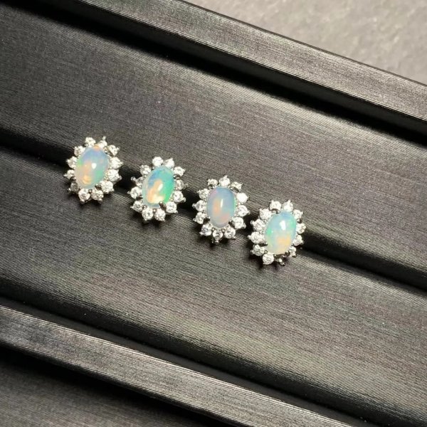 Boucles d'oreilles en argent et opale blanche d'Australie