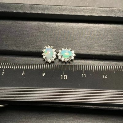Boucles d'oreilles en argent et opale blanche d'Australie