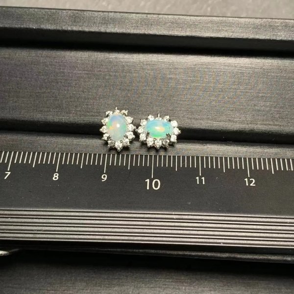 Boucles d'oreilles en argent et opale blanche d'Australie