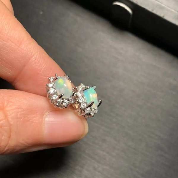 Boucles d'oreilles en argent et opale blanche d'Australie