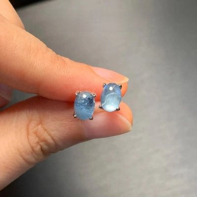 Boucles d'oreilles puces en argent et aigue-marine
