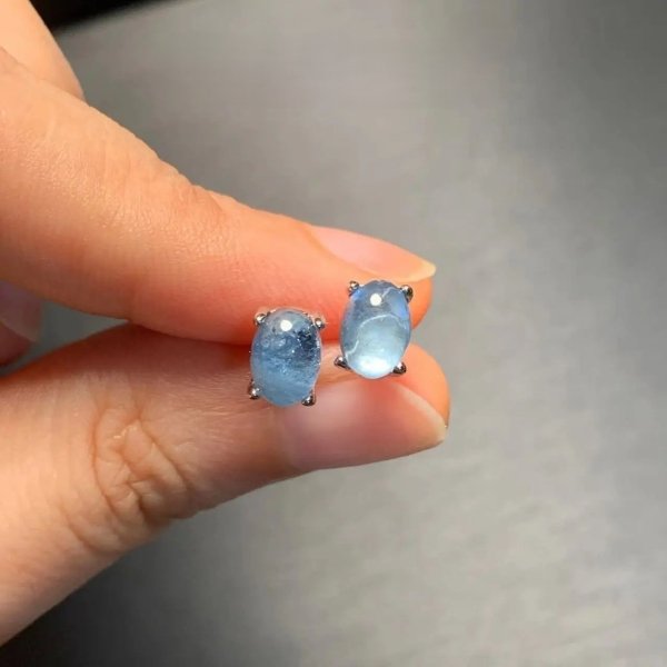 Boucles d'oreilles puces en argent et aigue-marine