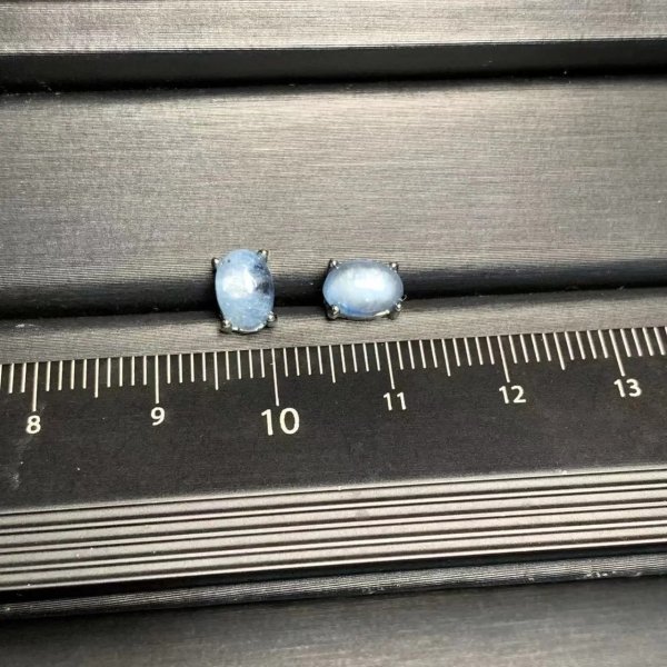 Boucles d'oreilles puces en argent et aigue-marine