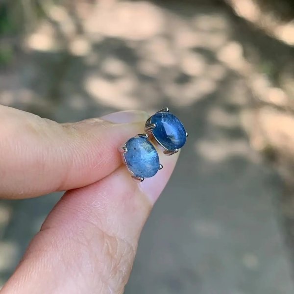 Boucles d'oreilles puces en argent et aigue-marine