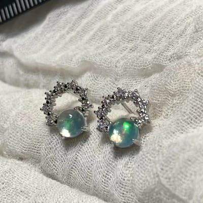 Boucles d'oreilles en argent et opale blanche d'Australie