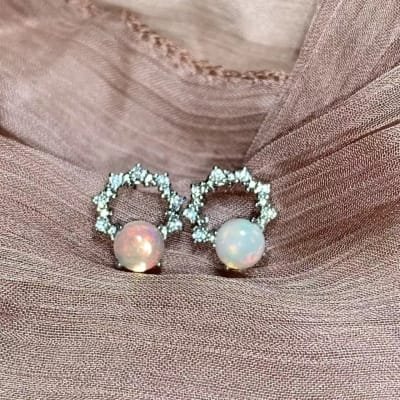 Boucles d'oreilles en argent et opale blanche d'Australie
