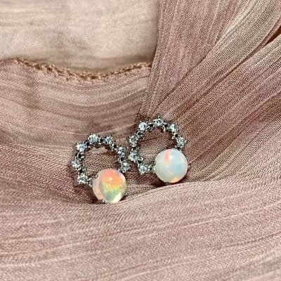 Boucles d'oreilles en argent et opale blanche d'Australie