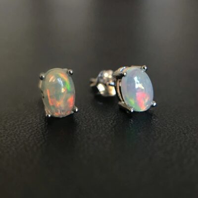 Lithos Style 37 Boucles d'oreilles puces en argent et opale blanche