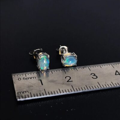 Lithos Style 38 Boucles d'oreilles puces en argent et opale blanche