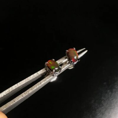 Boucles d'oreilles puces en argent et opale noire