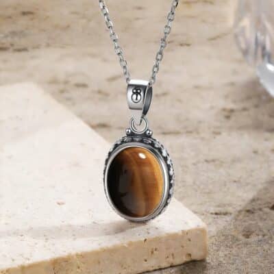 Chaîne avec pendentif en argent et oeil de tigre
