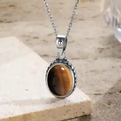 Chaîne avec pendentif en argent et oeil de tigre